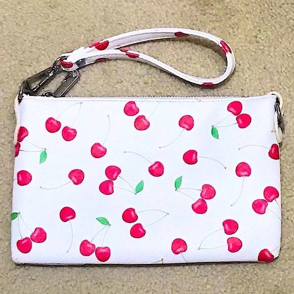 🆕🔥CC/CHARMING CHARLIE SUPER CUTE WRISTLET/MAKE UP BAG WHITE&CHERRIES NWT!! - Picture 2 of 14